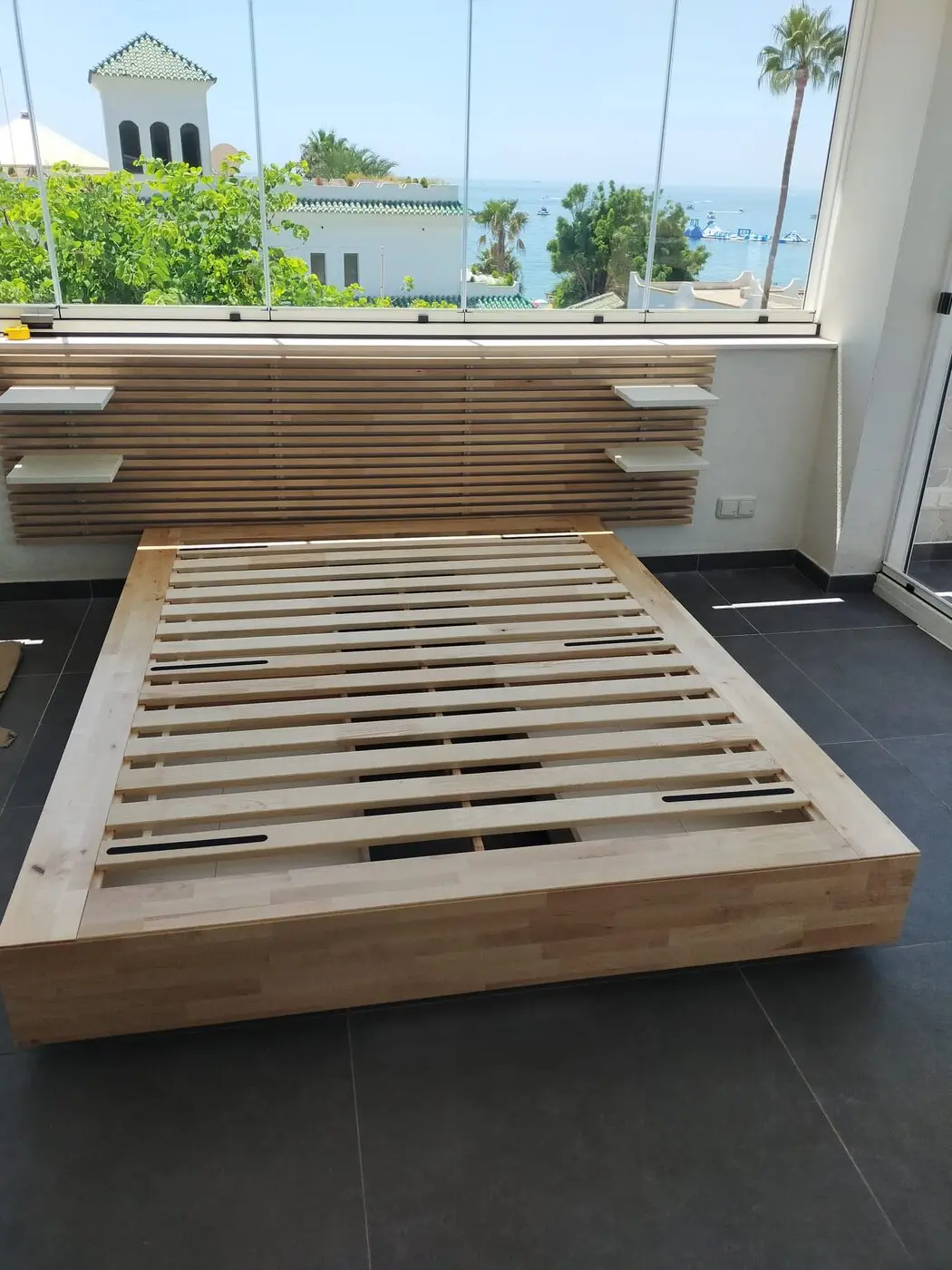 Cama montada y ajustada vista de frente