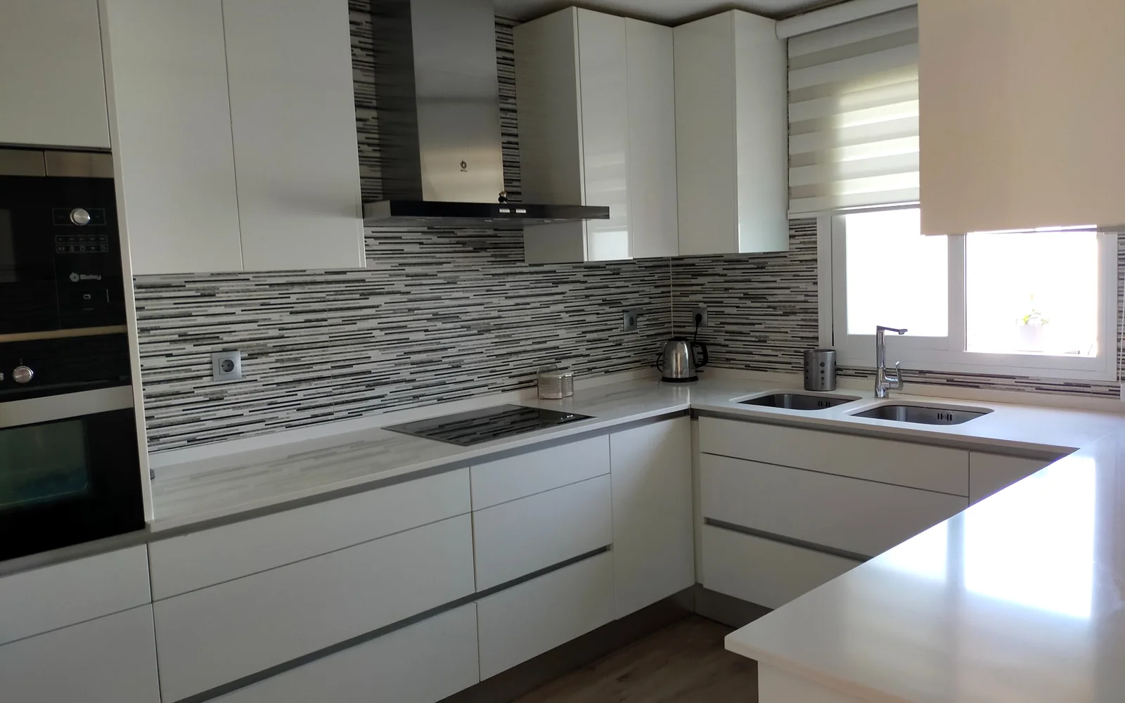 Montaje completo de cocina blanca
